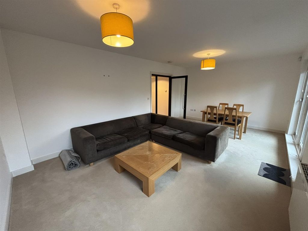Property photo 3 of 27 Lounge
