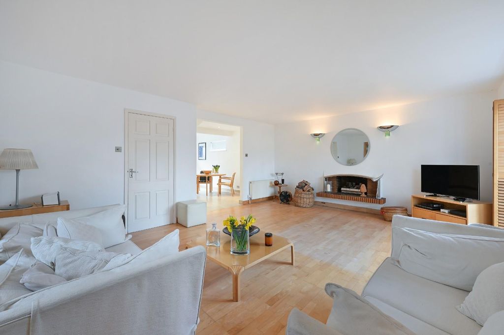 Property photo 3 of 28 Bracken Path