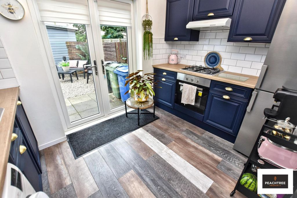 Property photo 3 of 12 Kitchen
