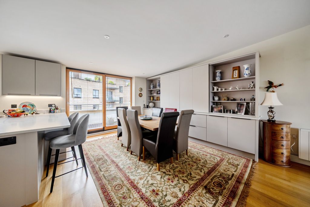 3 bed flat for saleTrinity Gate, Epsom Road, Guildford GU1 photo 4