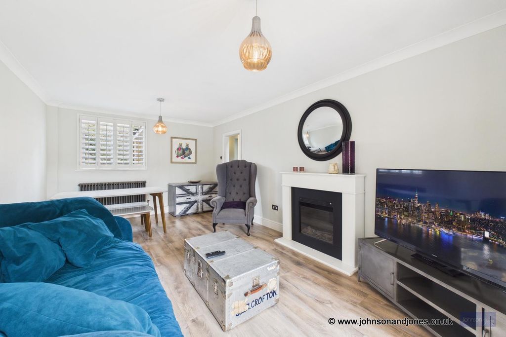 Property photo 3 of 24 3 Lounge.Jpg