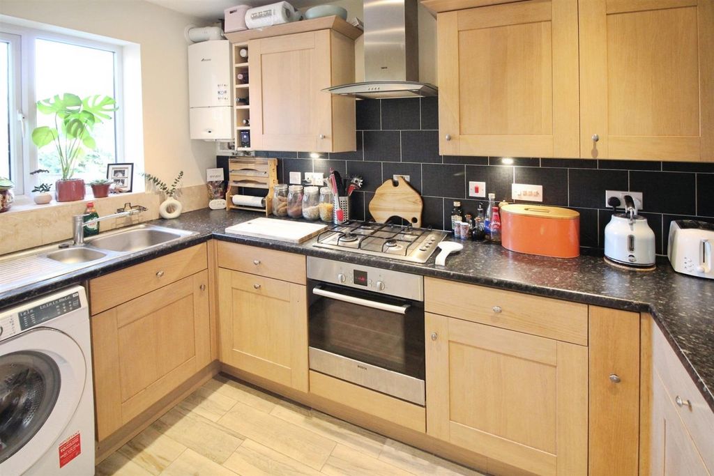 Property photo 3 of 17 Kitchen