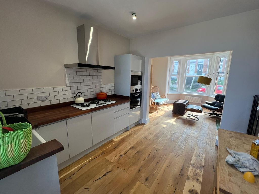 Property photo 3 of 11 Kitchen