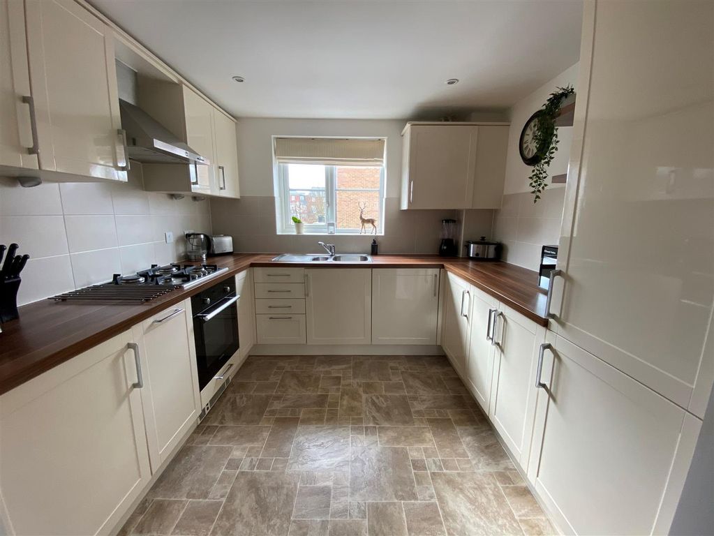 Property photo 2 of 9 Kitchen