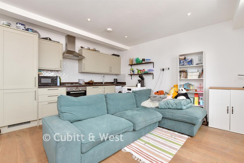 Property photo 1 of 8 Lounge / Kitchen / Diner
