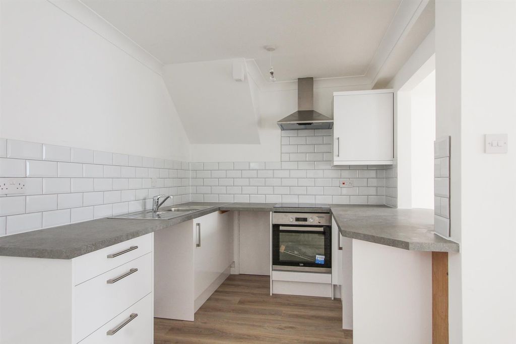Property photo 3 of 9 St. Peters Road, Whitstable
