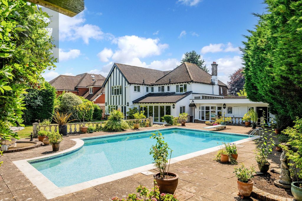 Property photo 2 of 25 Ewell Downs Road, Ewell, Epsom, Surrey Kt17 3Bu