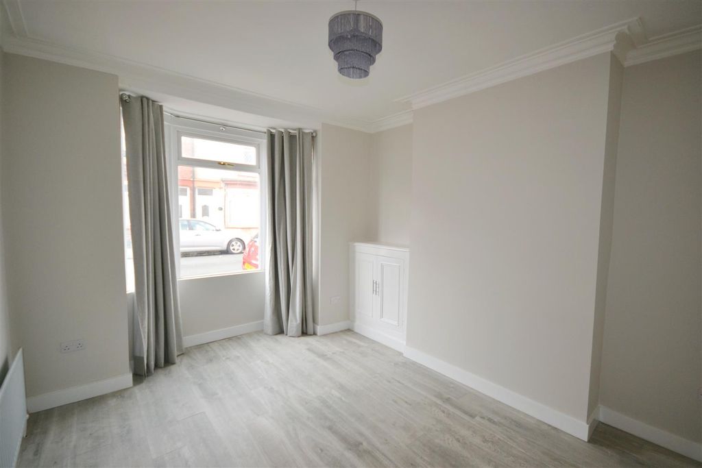 Property photo 2 of 8 7 Dundee Street Lounge.Jpg