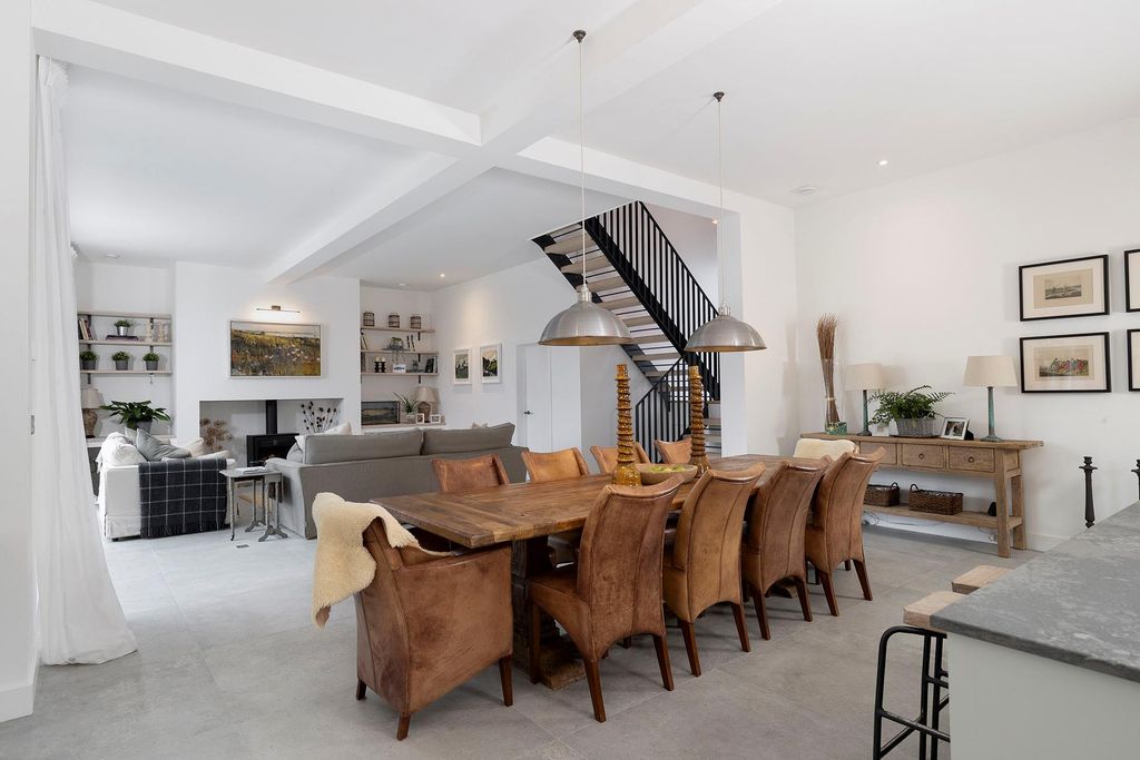 Property photo 3 of 24 Image