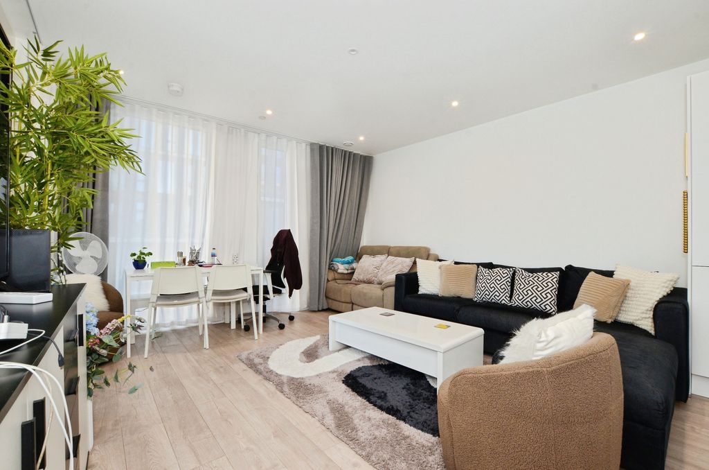 Property photo 3 of 18 Living Room