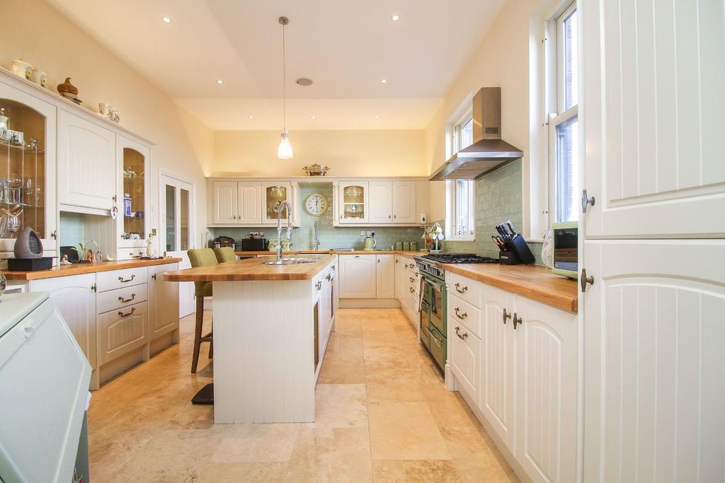 Property photo 2 of 19 4
