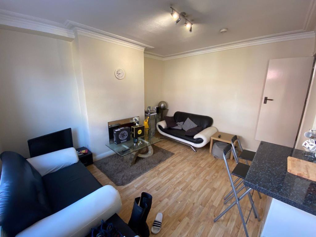 Property photo 1 of 10 A Spacious And Well-Maintained Living Room Featuri...