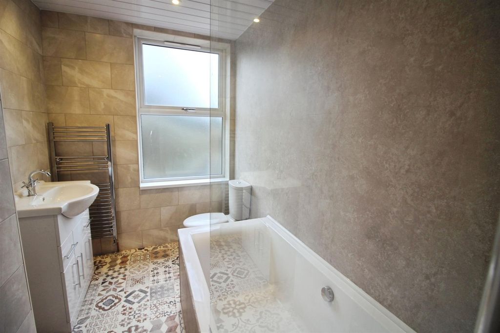 Property photo 1 of 13 Bathroom