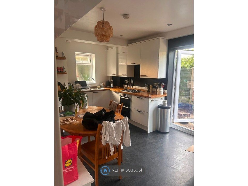 Property photo 2 of 6 Kitchen