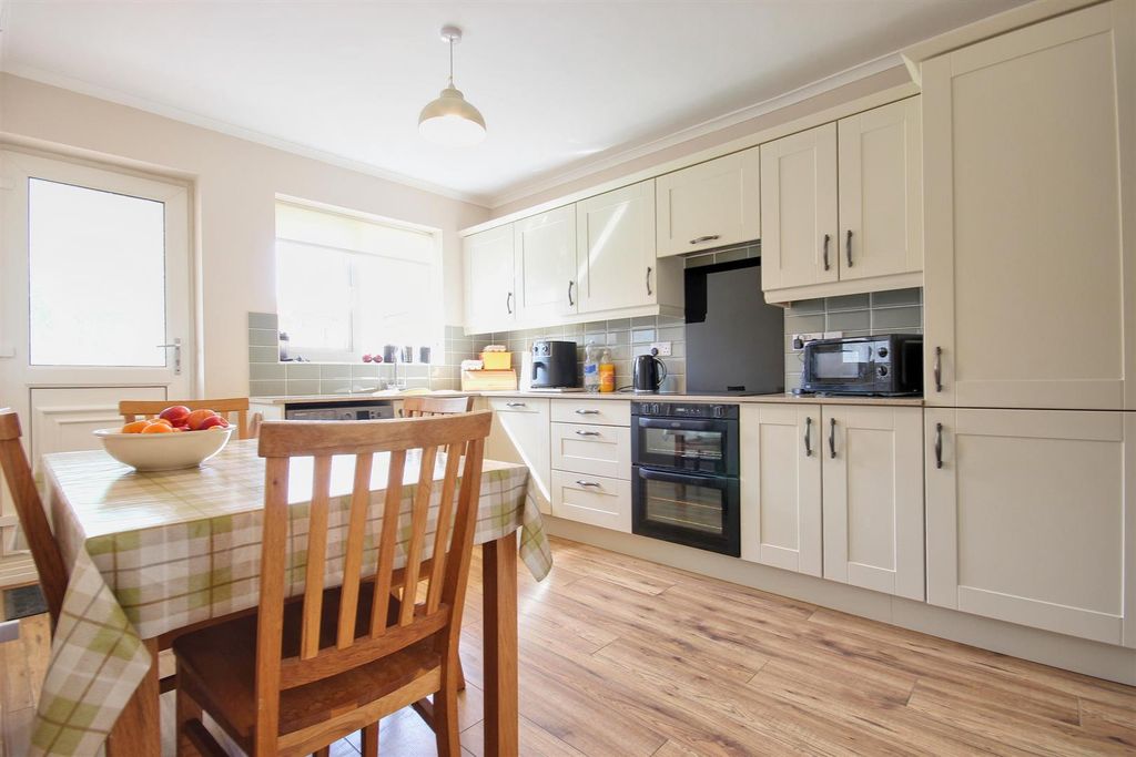 Property photo 3 of 19 Dining Kitchen