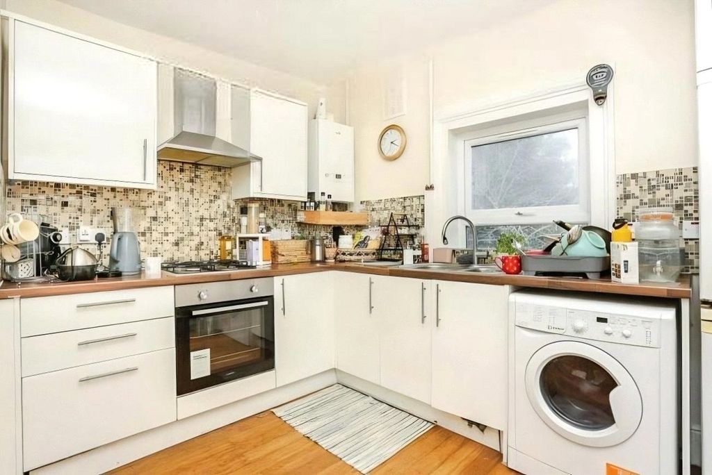 Property photo 3 of 10 Kitchen