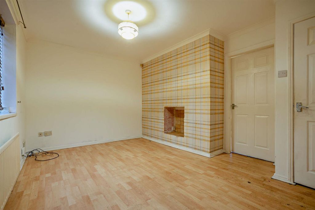 Property photo 2 of 9 8678154-Interior12-800.Jpg