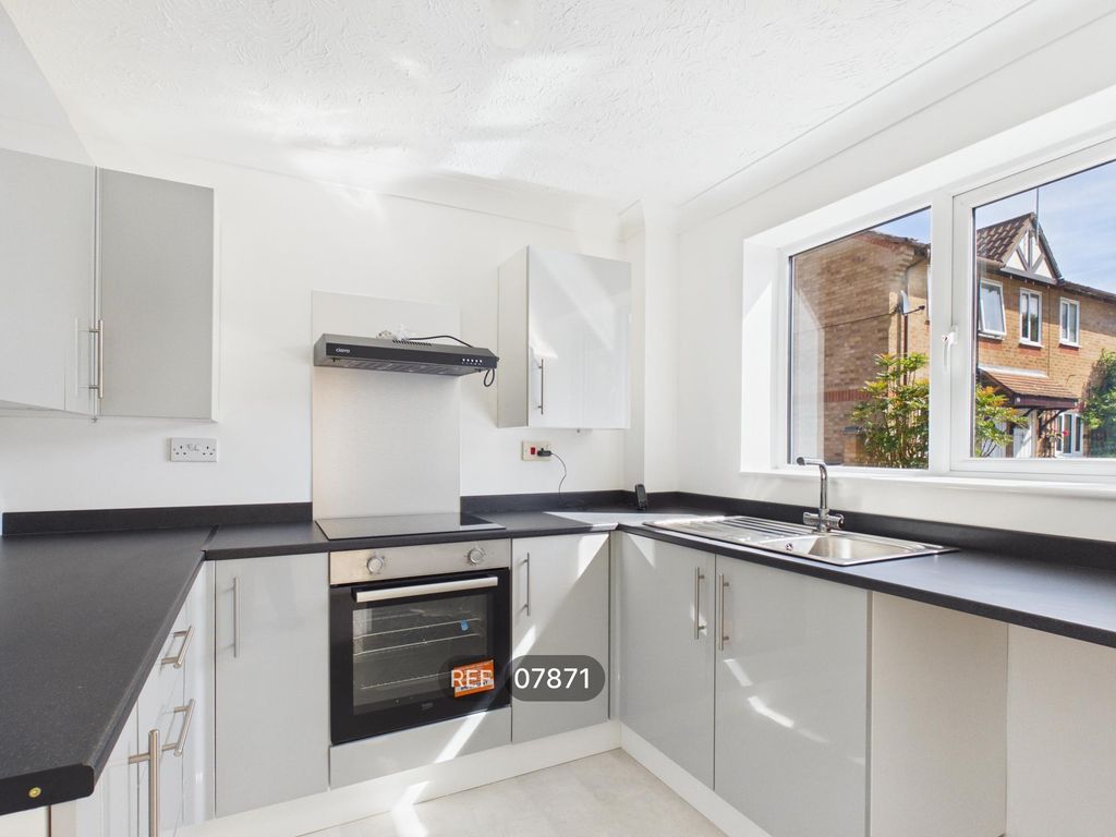 Property photo 2 of 11 Kitchen