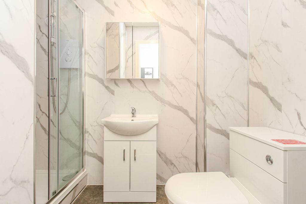 Property photo 3 of 21 Bathroom (2)