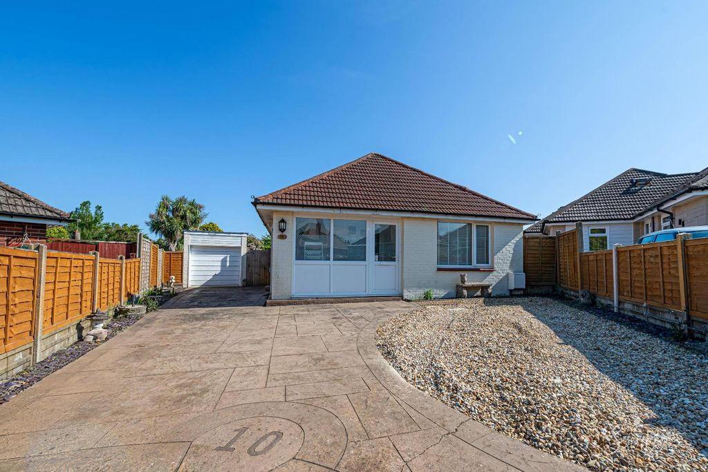 Property photo 1 of 25 10 Meadow Close