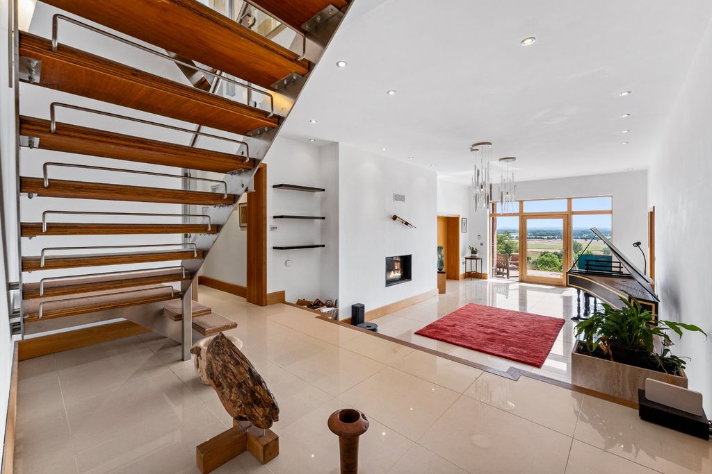 Property photo 3 of 39 Entrance Hall