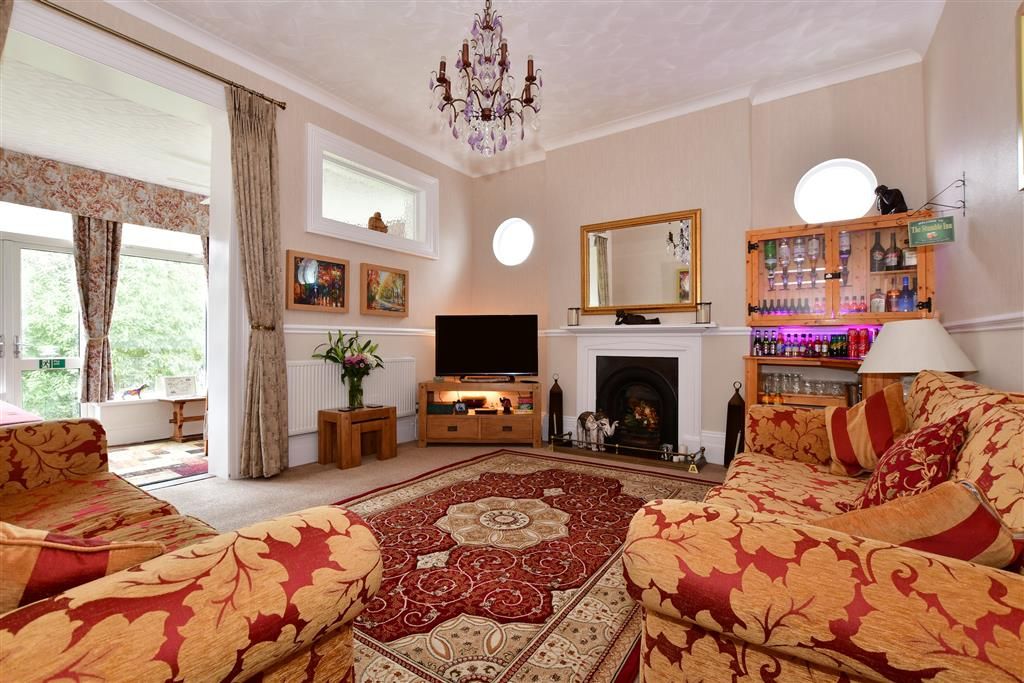 Property photo 3 of 16 Lounge