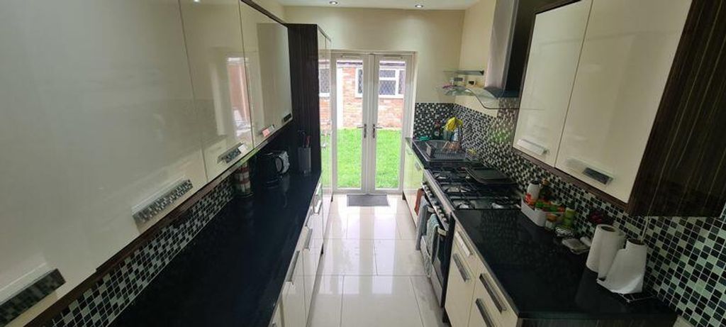 Property photo 3 of 10 A Modern And Stylish Kitchenette Featuring Sleek c...
