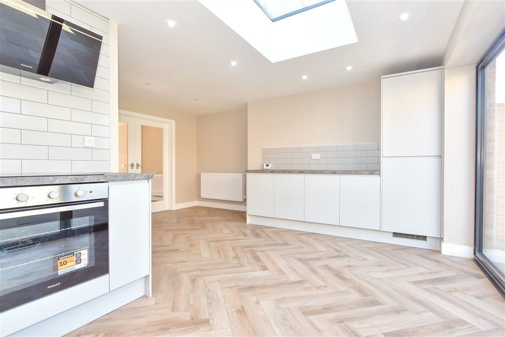 Property photo 2 of 11 Kitchen