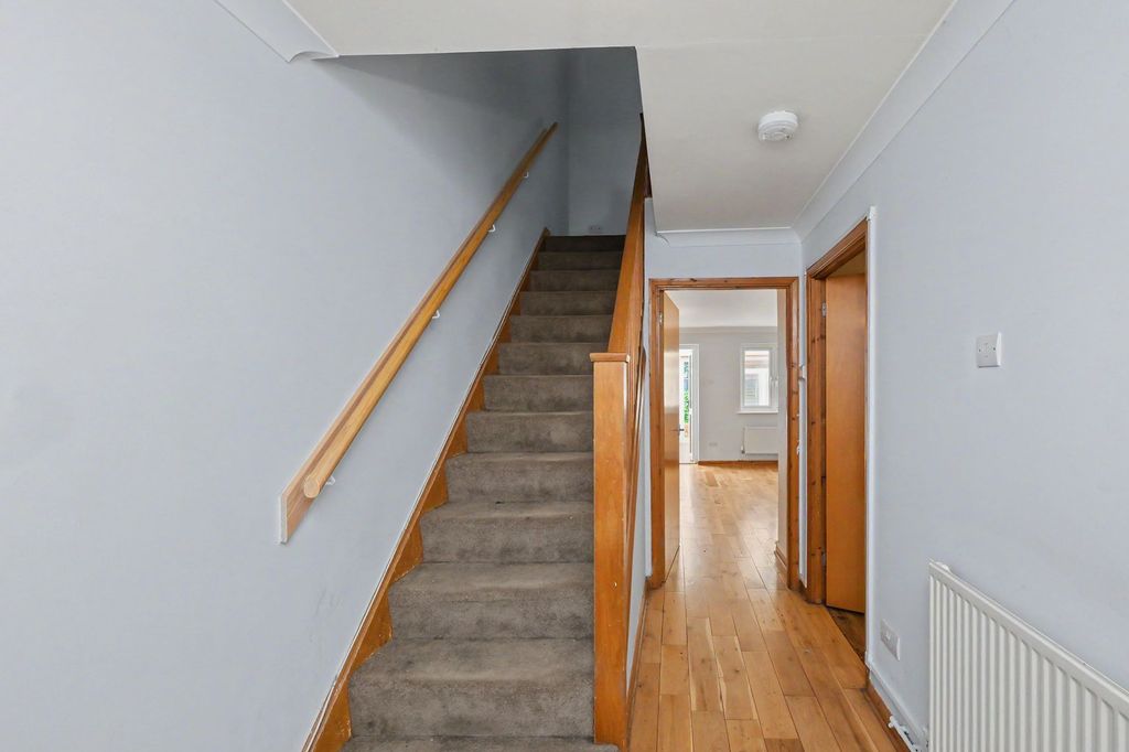 Property photo 2 of 18 10 Campbell Close, Harlow CM17 9Ew
