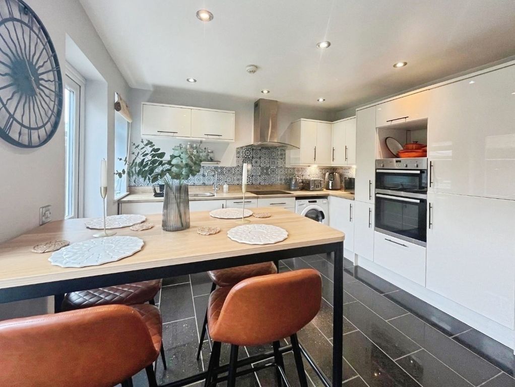 Property photo 2 of 12 Pbox-Kitchen-324972.Jpg