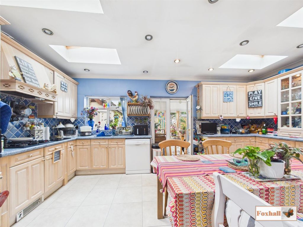 Property photo 3 of 32 Kitchen / Breakfast Room