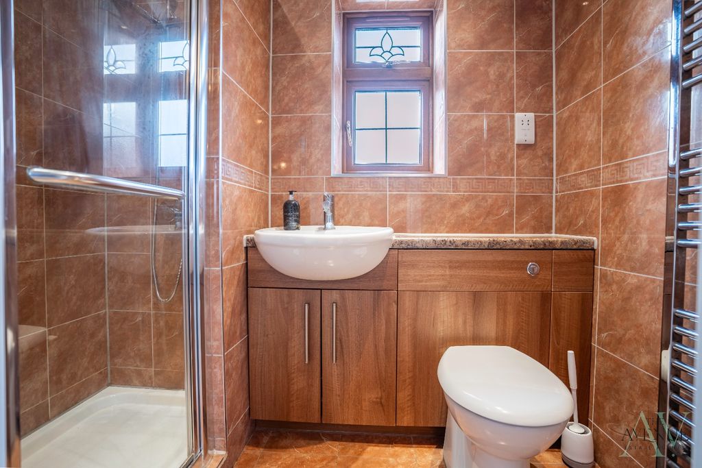 Additional image 9 of 5 bed detached house for saleConnaught Avenue, Grays RM16