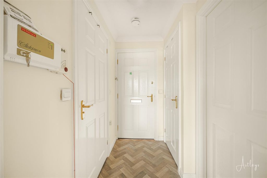 Property photo 3 of 18 Hall