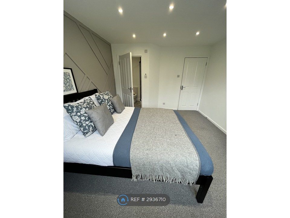 Property photo 3 of 13 Room 5