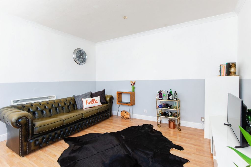 Property photo 1 of 14 Living Room