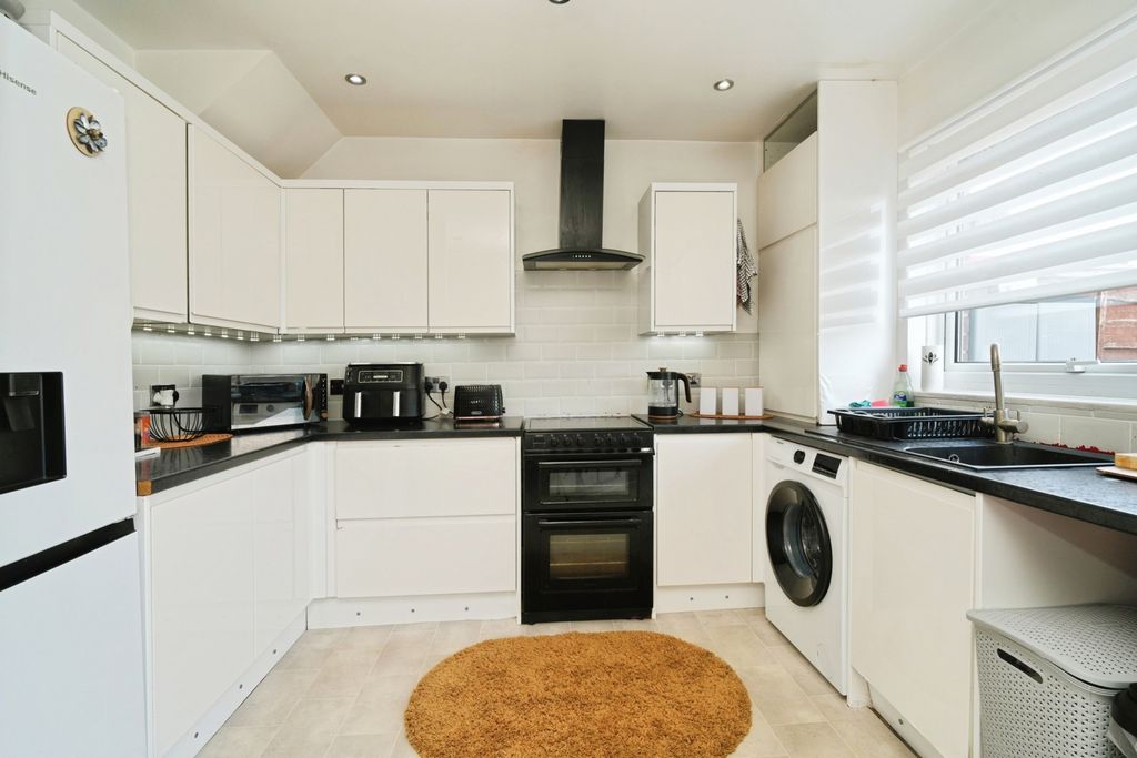 Property photo 3 of 12 Kitchen