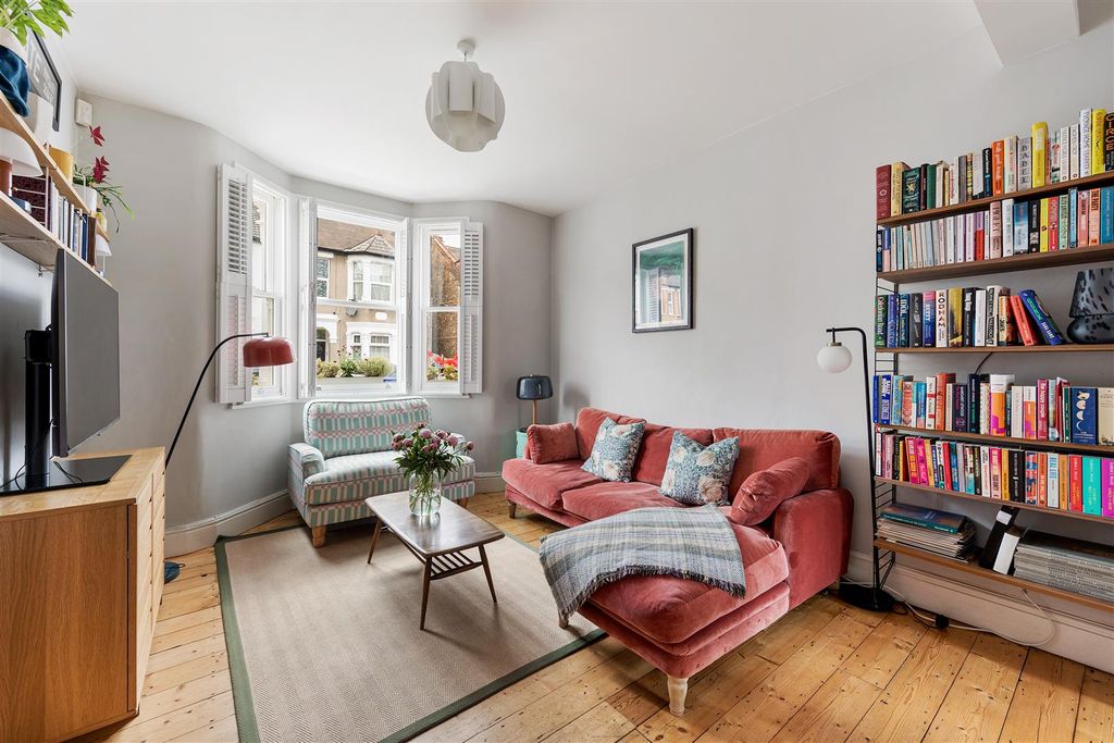 Property photo 2 of 40 Spruce Hills Road, E17