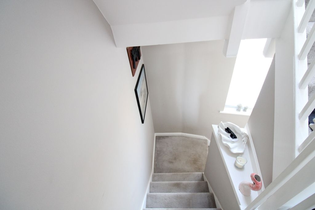 Property photo 2 of 27 Landing 