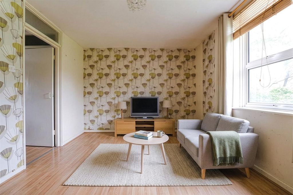 Property photo 2 of 9 Caldecott Way-12_2.Jpg