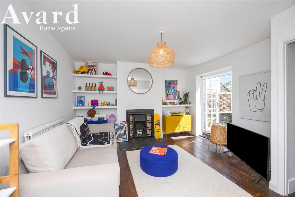 Property photo 3 of 11 Roundhill Crescent, 78A-012.Jpg