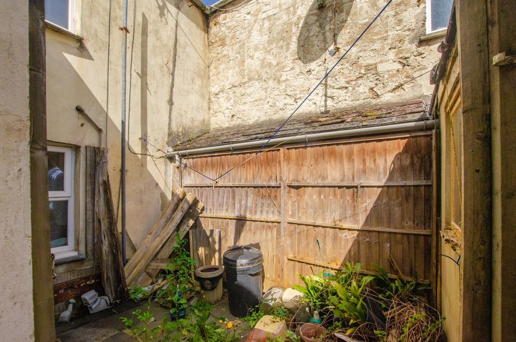 Property photo 3 of 17 20 Market Street Tps 01208 74182-20