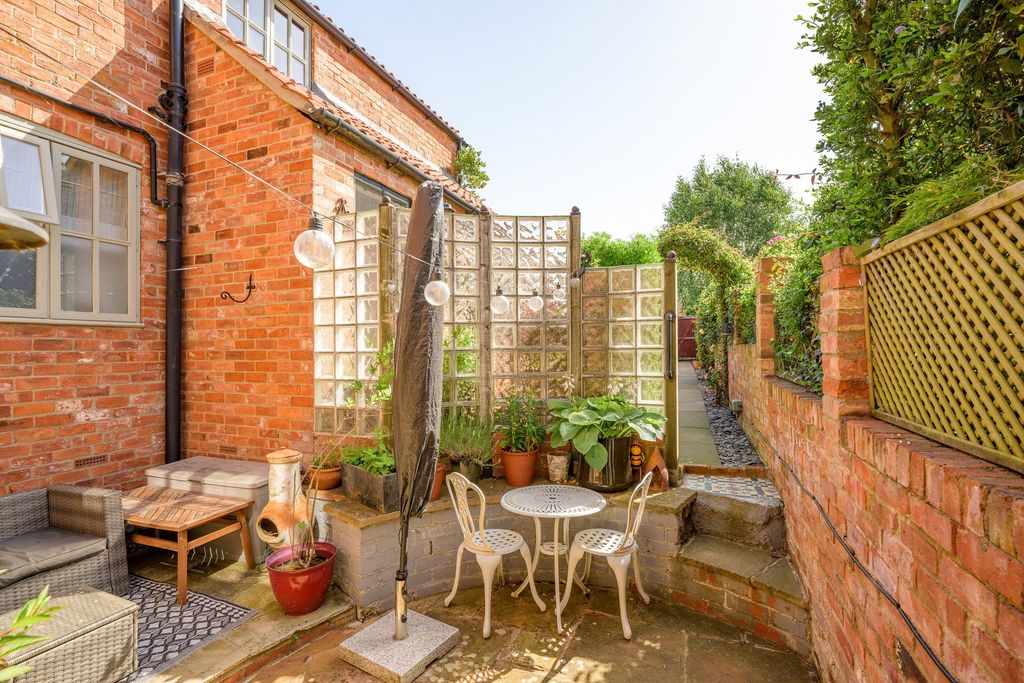 Property photo 2 of 26
