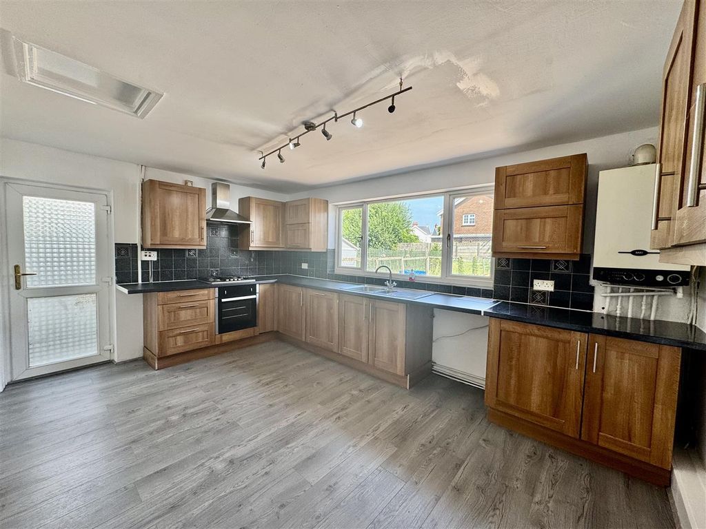 Property photo 3 of 19 Kitchen