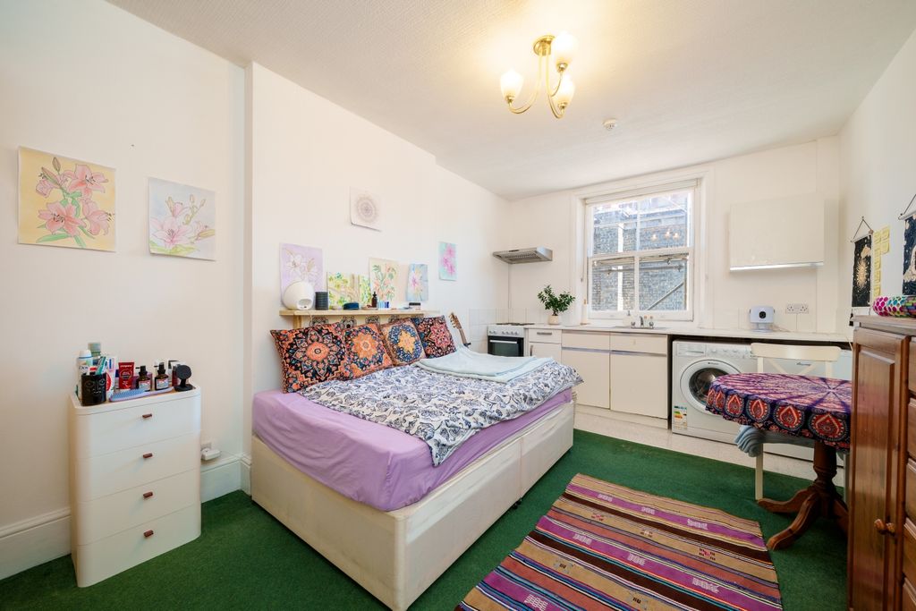 Property photo 1 of 8 Studio Room (1)