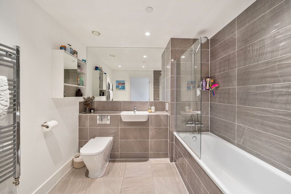 Property photo 3 of 10 Bathroom