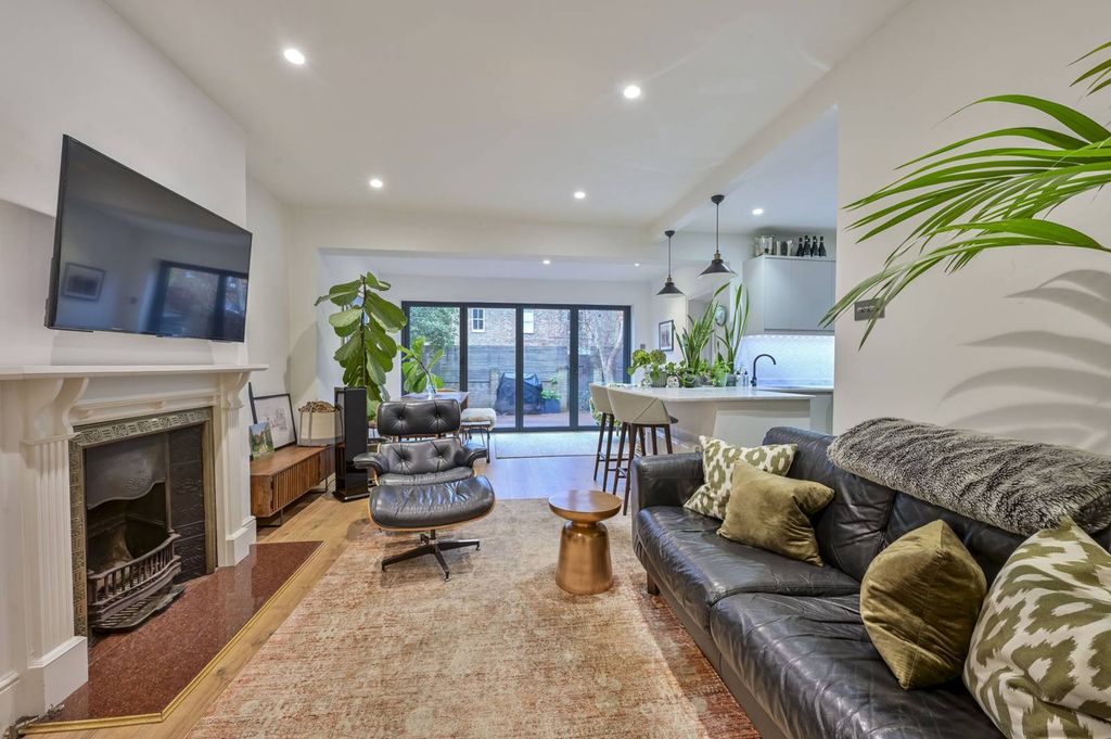 Property photo 2 of 18