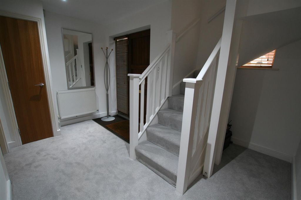 Property photo 3 of 12 Stwulstanscourt,2Hallway.Jpg