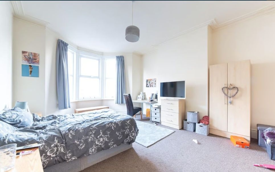 Property photo 2 of 6 Bright, Well-Lit Double Bedroom With A Bay Window,...