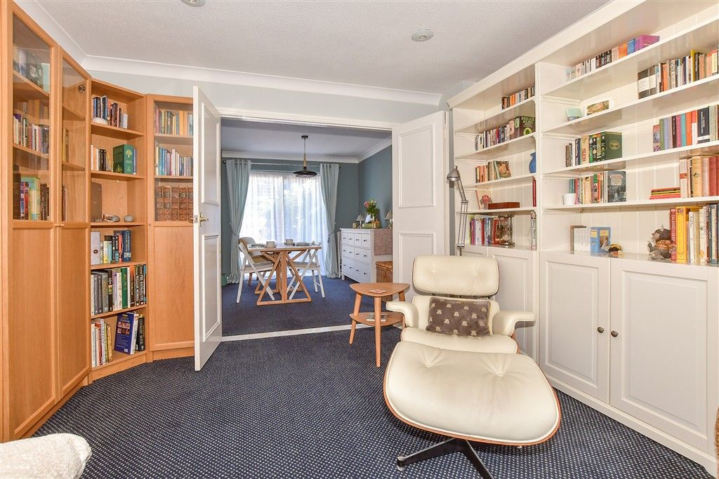 Property photo 3 of 12 Lounge