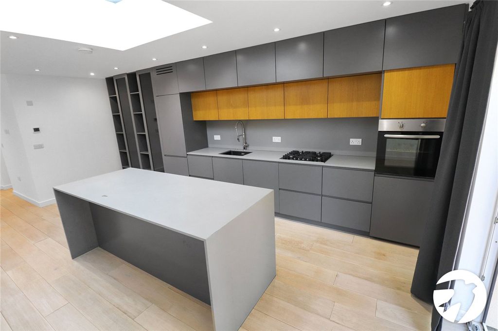 Property photo 2 of 17 Picture No. 15